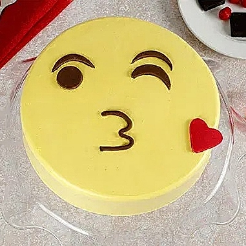 Kiss Emoji Cake