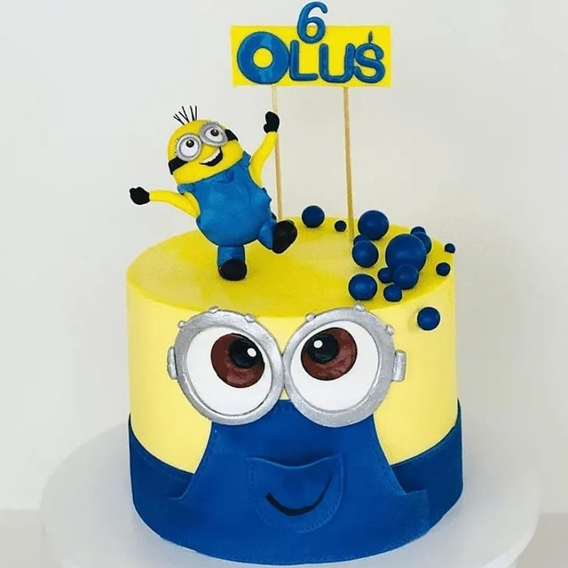 Rejoicing Minion Theme Cake